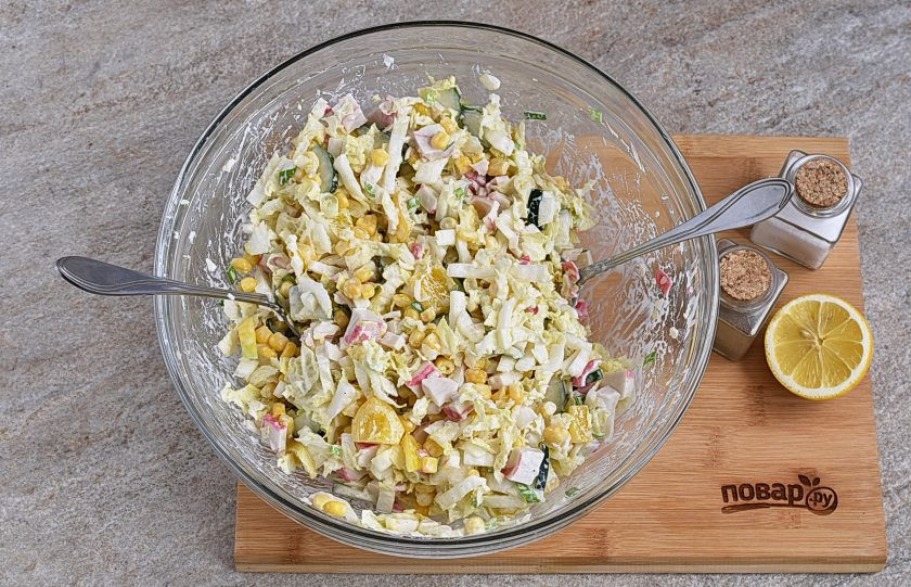 1. Этап. Крабовый салат с пекинской капустой: Заправьте салат майонезом и перемешайте.