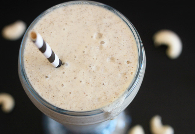 1. Этап. Банановый коктейль с мороженым: 3. Добавим шоколадную крошку или любые другие ваши любимые сладости по вкусу, разливаем коктейль по стаканам. Пьем сразу же!