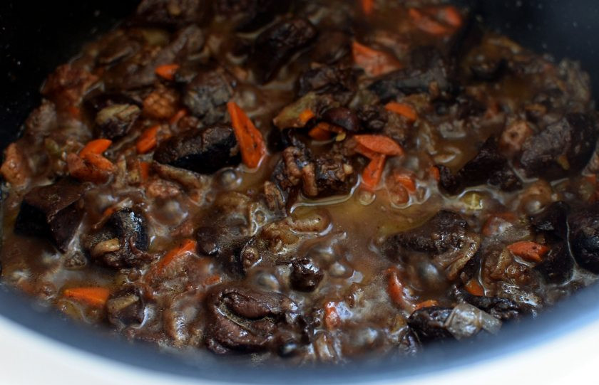 1. Этап. Заячьи потрошки в слоеном тесте: Залейте содержимое мультиварки кипятком чуть ниже уровня продуктов и тушите на медленном огне до мягкости потрошков и выпаривания лишней жидкости.