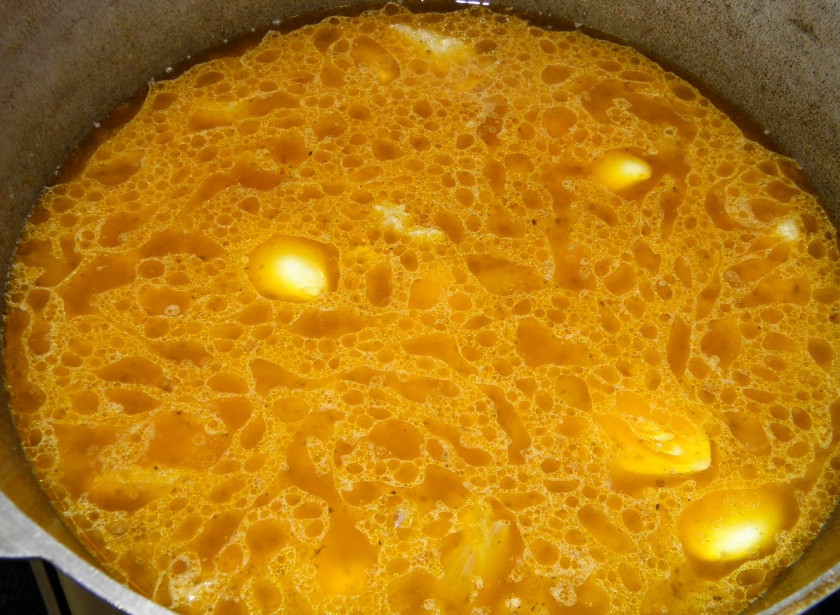 1. Этап. Плов: 10. Залейте плов водой с солью так, чтобы вода чуть покрыла рис, была выше уровня на 1-1,5 сантиметра. Закройте крышкой и варите при слабом кипении 40 минут.