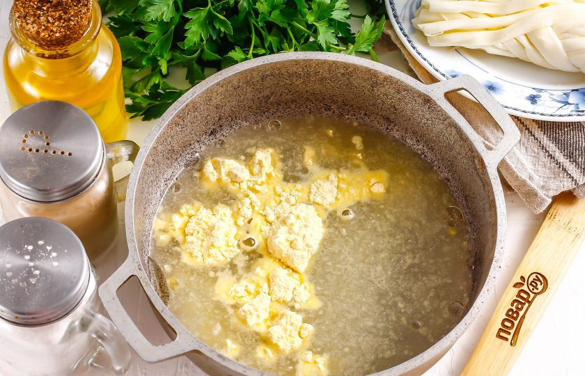 1. Этап. Эларджи: Поместите емкость на плиту и доведите ее содержимое до кипения. Тонкой струйкой всыпайте в нее кукурузную муку, сразу же перемешивая.