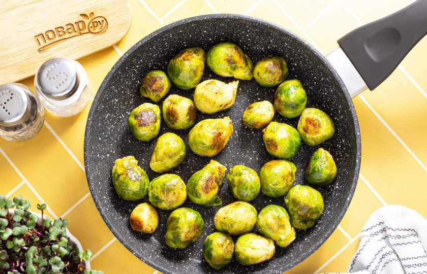 1. Этап. Брюссельская капуста по-брюссельски: Обжаривайте несколько минут до золотистого цвета. Затем полейте белым винным уксусом и все перемешайте.