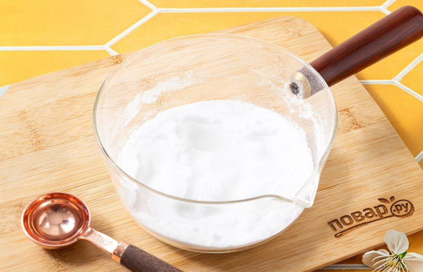 1. Этап. Леденцы из аллюлозы: Пересыпьте аллюлозу в небольшой сотейник или ковшик с толстым дном. Добавьте воду.