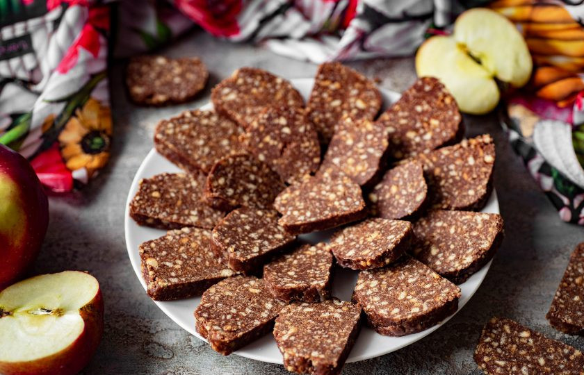 1. Этап. Колбаска Mинутка из печенья: Нарежьте тонкими ломтиками колбасу из печенья «Минутка», выложите на тарелку и подавайте к столу.