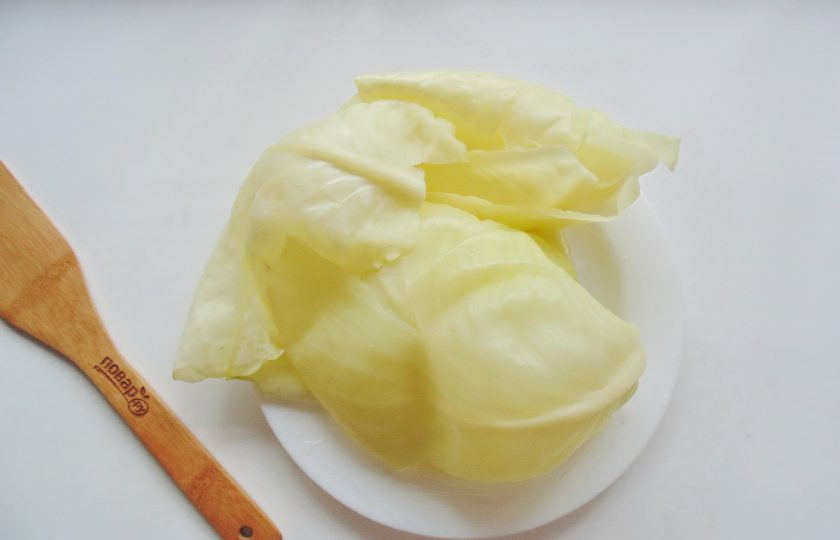 1. Этап. Голубцы по-польски: На капусте сделайте надрезы вокруг кочана. Выложите в кастрюлю с водой, доведите до кипения и проварите 10 минут. После снимите листья капусты с кочана.