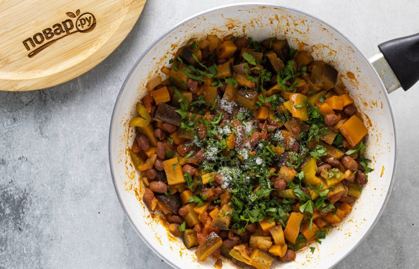 1. Этап. Лобио из баклажанов: В конце посолите, добавьте лимонный сок и мелко порубленную зелень. Все перемешайте.