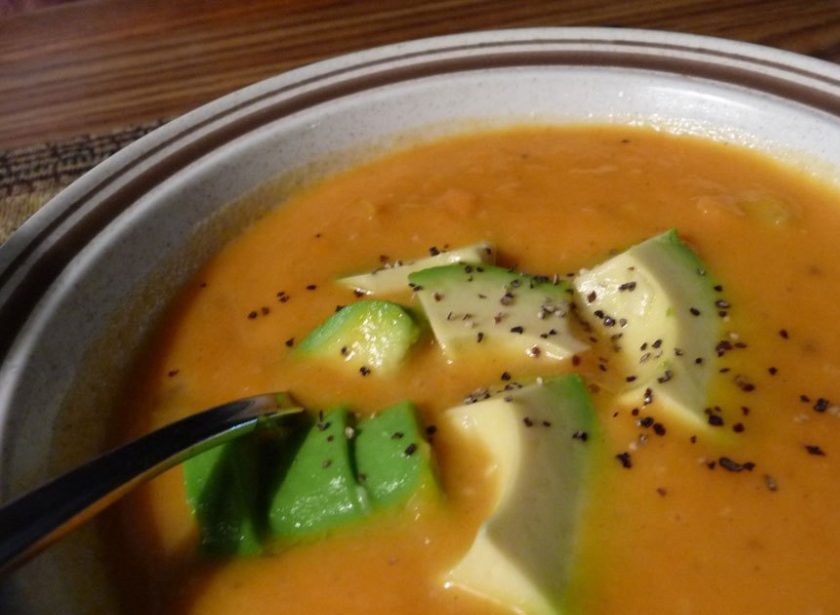 1. Этап. Суп-пюре из картофеля с авокадо: 4. Украсьте суп сушеными травами или сливками. Подавайте его горячим к столу.