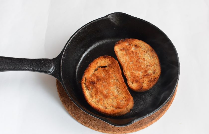 1. Этап. Риболлита: Поджарьте толстые ломтики отрубного хлеба на оливковом масле до хрустящей румяной корочки.