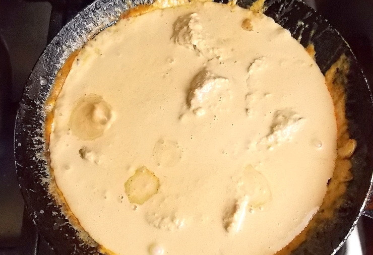 1. Этап. Свиная вырезка рассольная: Переложите мясо в сковородку и залейте соусом, доведите до кипения и оставьте под крышкой на 10-15 минут.