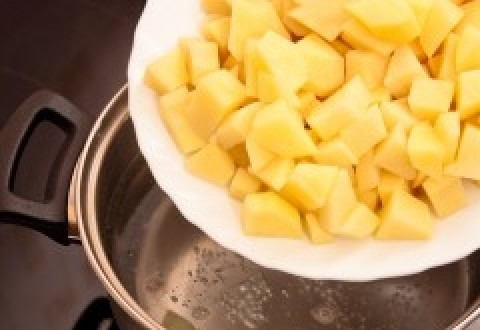 1. Этап. Суп из консервированной горбуши: В кастрюлю с кипящей водой кладем картофель и варим около 5 минут