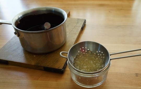 1. Этап. Зеркальная глазурь Гляссаж: 3. Желатин откиньте на дуршлаг, чтобы удалить лишнюю воду.