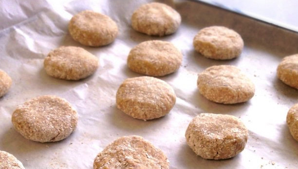 1. Этап. Печенье из белков: Достаньте тесто из холодильника, начинайте лепить печенье в форме небольших шариков, потом слегка их сплющите. Для удобства периодически смачивайте руки. На противень, устланный пергаментной бумагой, выложите печенье ровными рядами. Отправьте противень в духовку с температурой 150 градусов. Выпекайте 30 минут.