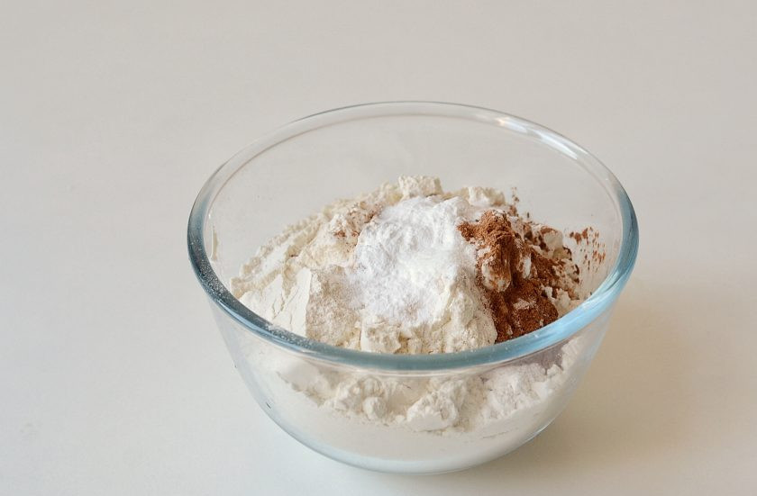 1. Этап. Постный морковный кекс: Насыпьте в миску муку. Добавьте разрыхлитель, соль, соду, корицу. Перемешайте.