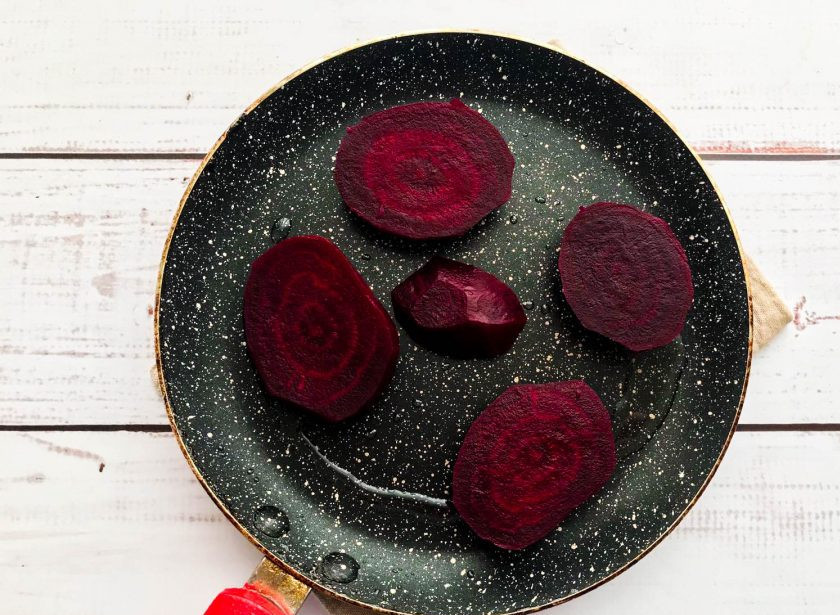 1. Этап. Свекольный мильфей: Обжарьте свеклу на растительном масле по 2 минуты с каждой стороны.