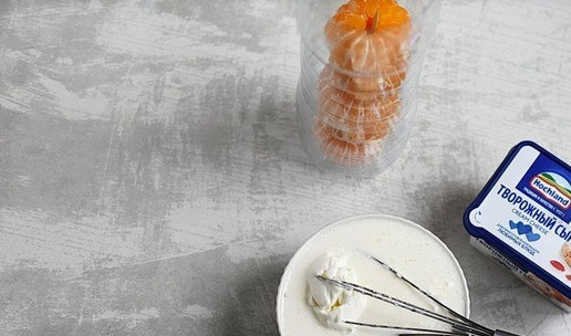 1. Этап. Мандарины в желе «Радость новогодняя»: 4. В молочный раствор быстренько добавляем жирные сливки и творожный сыр от Хохланд. Венчиком хорошо размешиваем.