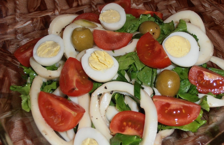 1. Этап. Новогодний салат из кальмаров: Добавляем яйца и помидоры в салат, аккуратно перемешиваем. Приятного аппетита!