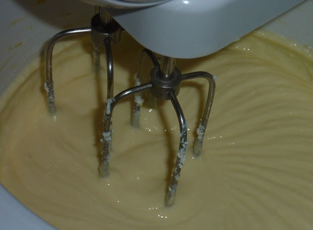 1. Этап. Запеканка творожно-морковная: В миске для кухонного комбайна разотрите сырые яйца с ванилином, домашним творогом (который можно заменить магазинным) и обычным сахарным песком. Поставьте миксер в режим взбивания. Добавьте туда же соду, гашенную кислой сметаной.