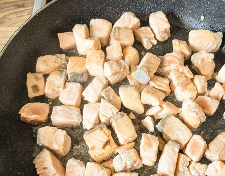 1. Этап. Быстрая сковорода с цукини и лососем: В растительном масле обжарить лосось до зарумянивания минуты 2-3, до готовности не надо, убрать лосось со сковороды.