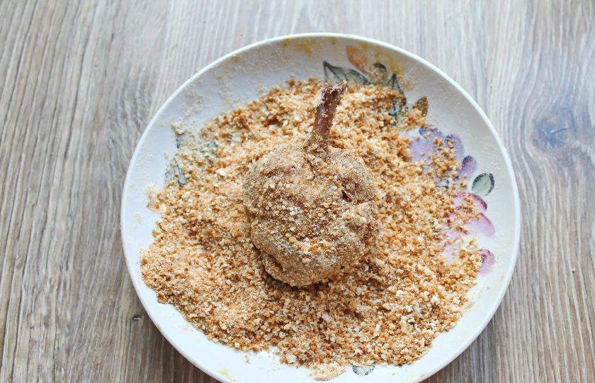 1. Этап. Куриные леденцы: Выложите их в панировочные сухари и плотно запанируйте.