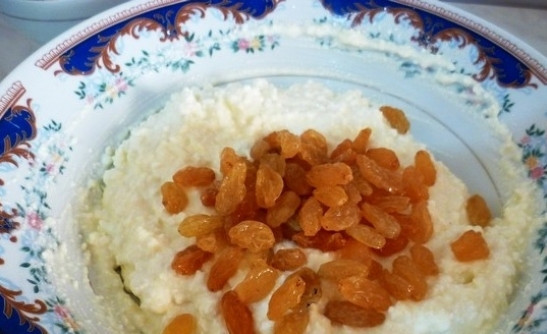 1. Этап. Запеканка в мультиварке Филипс: Промойте и замочите изюм. Добавьте его к творожной массе.