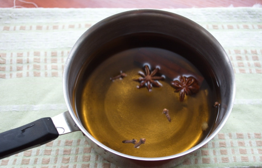 1. Этап. Глинтвейн из белого вина: Белое вино налейте в сотейник. Добавьте специи: корицу, бадьян, звезды гвоздики. Поставьте на слабый огонь и доведите до кипения, но напиток не должен кипеть.
