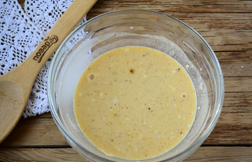 1. Этап. Малазийские кружевные блины Роти Джала: Затем влейте молоко и хорошо размешайте до однородного состояния. Советую вливать молоко небольшими порциями, каждый раз размешивая тесто до однородности, тогда уж точно не будет комочков.