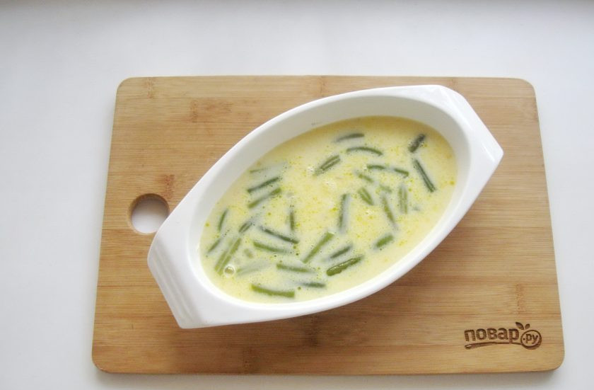 1. Этап. Омлет с овощами в духовке: Полученную смесь налейте в форму для запекания, которую предварительно смажьте маслом.