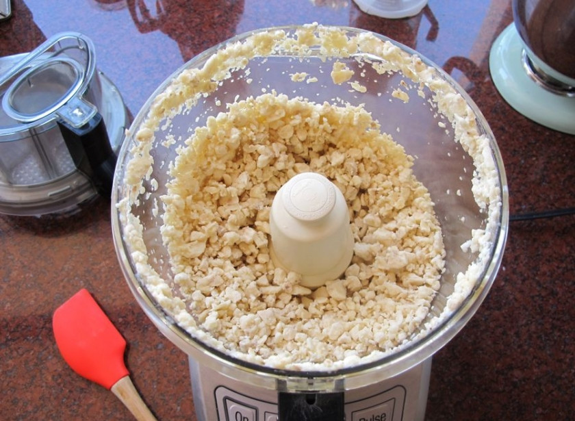 1. Этап. Сорбе из банана: Пульсирующими отрезками времени размельчите бананы в крошку.