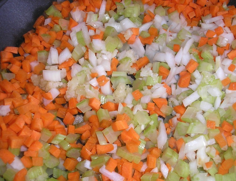 1. Этап. Оссобуко из телятины: Разогрейте в сковороде оливковое масло и немного сливочного. Обжарьте измельченный лук, сельдерей, чеснок и морковь. Примерно 5 минут.