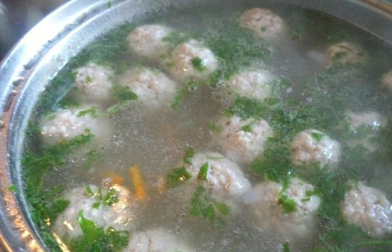 1. Этап. Фрикадельки без яиц: Добавляем лапшу или рис, можно гречку. Варим до готовности. Готовые фрикадельки без яиц подаем с супчиком, украсив зеленью. Приятного аппетита!