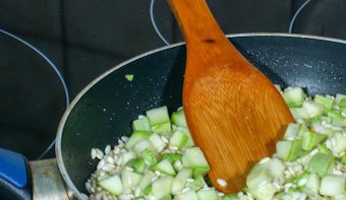 1. Этап. Ризотто с кабачками: Постепенно вливаем оставшийся бульон и добавляем кабачки. Постоянно помешиваем, рис должен успевать впитывать жидкость. Соль и перец по вкусу.