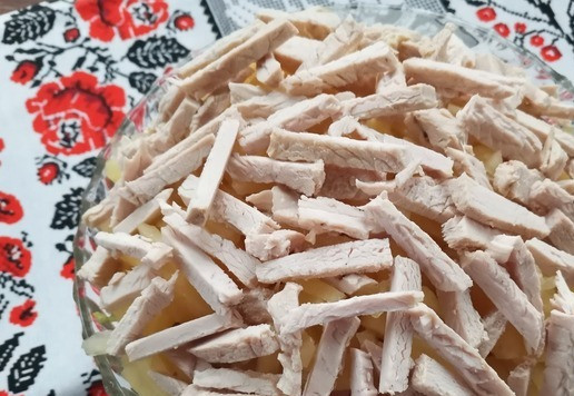 1. Этап. Салат Девичьи посиделки: Филе индейки предварительно отварить, остудить в бульоне и нарезать довольно крупной соломкой.