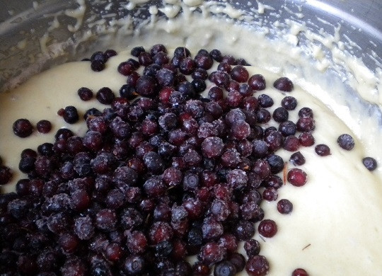 1. Этап. Кексы на кефире: 2. В глубокую мисочку просейте муку и влейте жидкие ингредиенты. Перемешайте, чтобы получилось однородное тесто. Добавьте ягоды. Также для аромата можно добавить ваниль или цедру лимона, например.