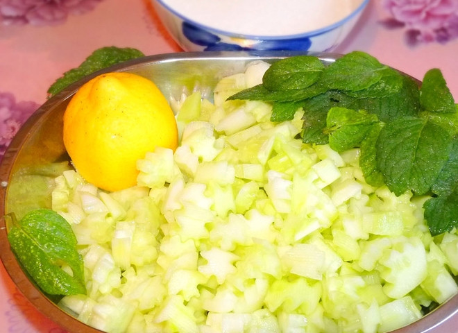 1. Этап. Варенье из огурцов с лимоном: Подготовьте ингредиенты. Огурцы можно порезать кубиками.