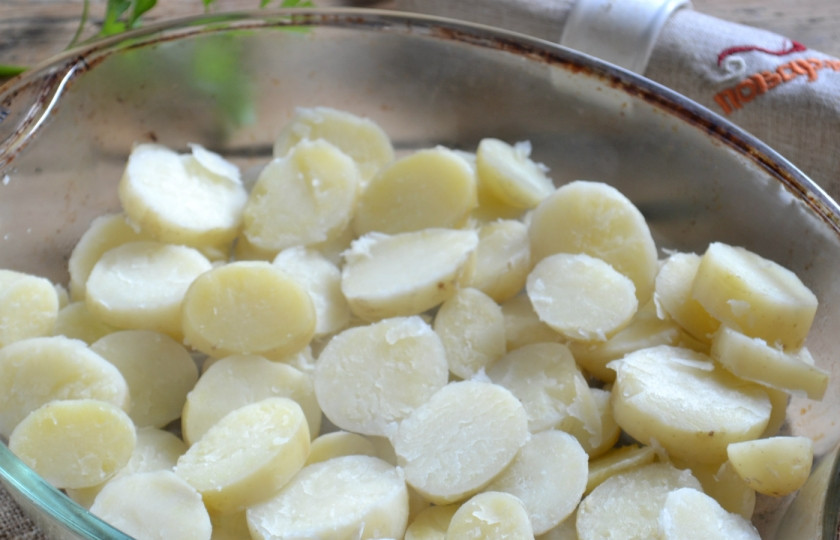 1. Этап. Мусака классический рецепт: 2. На дно формы для запекания выложите порезанный тонкими кружочками отваренный картофель.