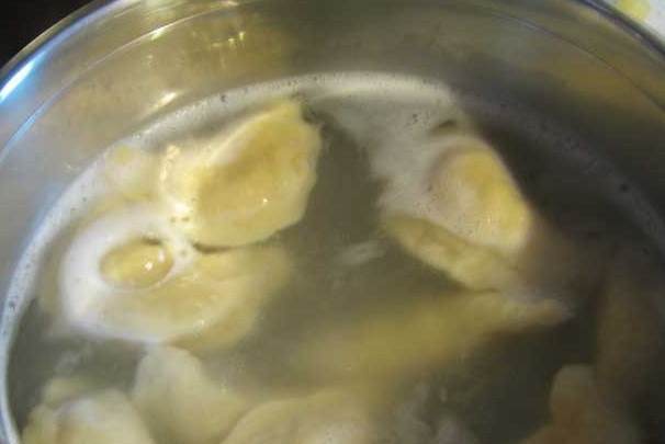 1. Этап. Вареники на кефире: Теперь вареники можно отварить в течение 5 минут после их всплытия или приготовить на пару (15 минут), остальные следует заморозить. Приятного аппетита!