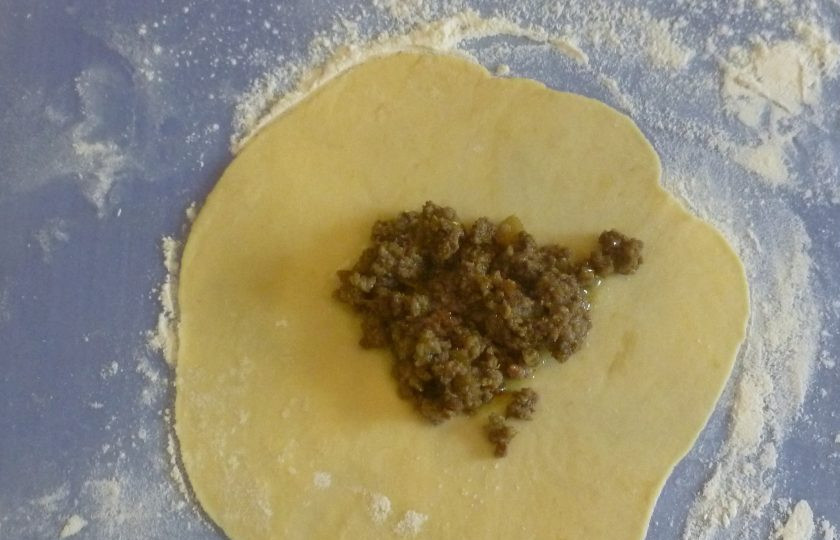 1. Этап. Мартабак: Тесто разделите на 8-10 частей. Каждый кусочек раскатайте в круг диаметром примерно 15 см. В центр выложите начинку и сверните конвертиком.