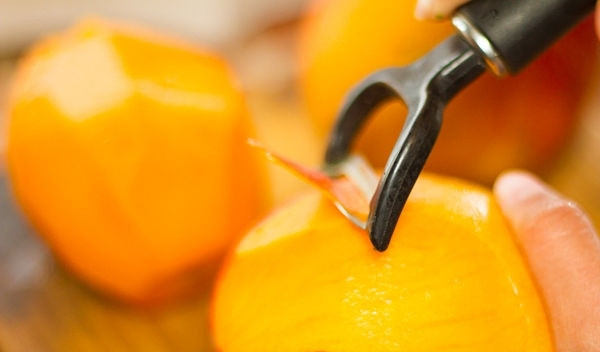 1. Этап. Салат с манго и помидорами: Манго почистить.