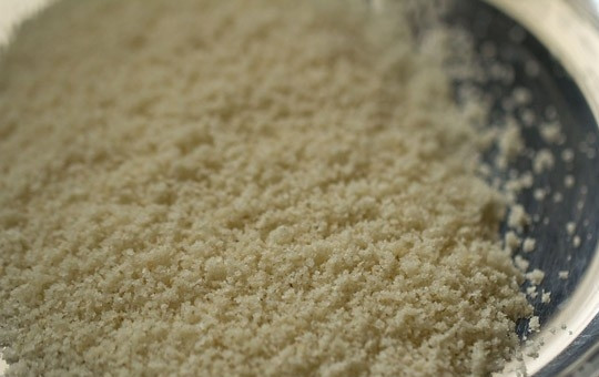 1. Этап. Веганские котлеты: 2. Пока варятся овощи, измельчите несколько ломтиков хлеба в крошку.