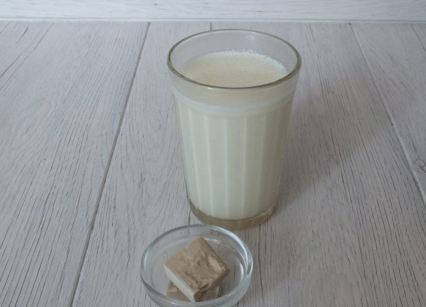 1. Этап. Хлеб на свежих дрожжах в хлебопечке: В теплой воде растворите сметану, сахар, соль и дрожжи. Размешайте до однородного состояния.