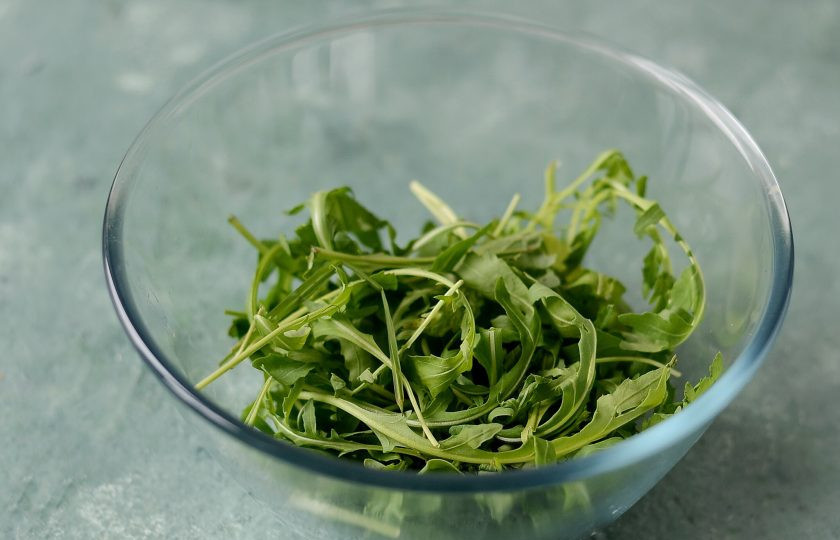 1. Этап. Салат с манго и ананасом: Рукколу помойте, обсушите, переложите в большую миску.