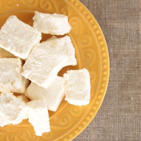 1. Stage. Curd marshmallows: Cut the finished marshmallows into pieces, sprinkle each piece with powdered sugar.