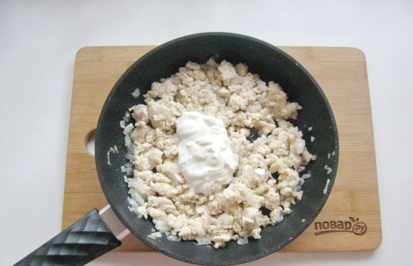 1. Этап. Макароны по-венгерски: Затем добавьте сметану и перемешайте. Прогрейте фарш со сметаной еще 5-6 минут.