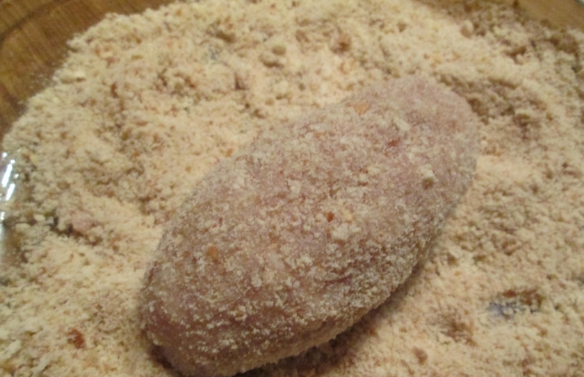 1. Этап. Котлеты из пикши: Обваливаем в сухарях.