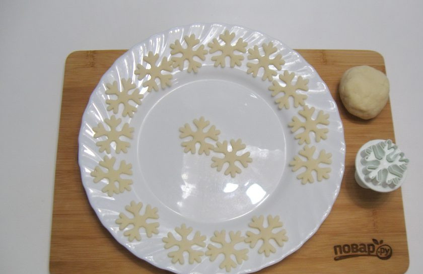 1. Этап. Торт Метелица: Из белой мастики с помощью плунжера (вырубки) сделала снежинки.