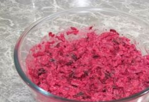 1. Этап. Свекла с черносливом: Чернослив и орехи добавляем к свекле и заправляем майонезом. Можно слегка посолить. Размешиваем и даем настояться ну хотя бы часик.