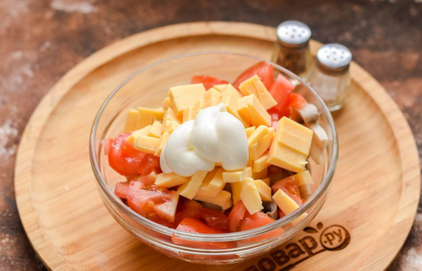 1. Этап. Салат Голландский: Заправьте салат майонезом, добавьте соль и перец по вкусу. Перемешайте все ингредиенты и подавайте к столу.