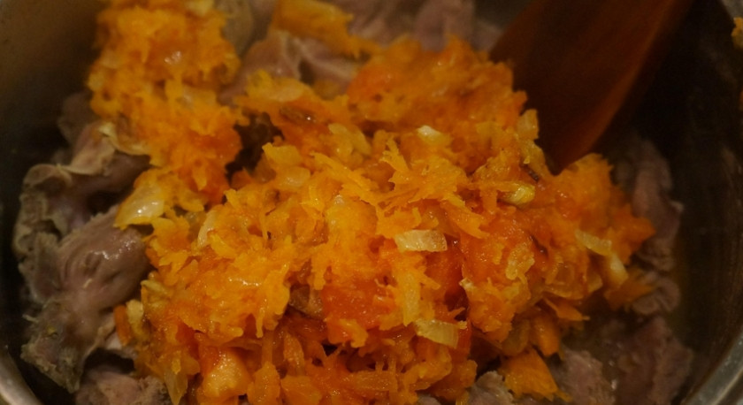 1. Этап. Тушеные куриные желудки: Желудки сварились, сливаем с них воду. Добавляем в кастрюлю зажарку. Перемешиваем и тушим еще 10 минут.