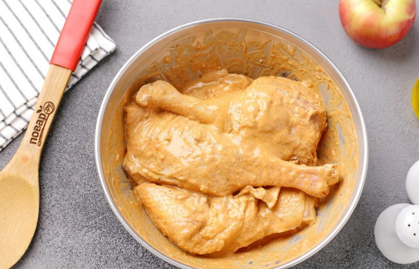 1. Этап. Гусь с яблоками и апельсинами в духовке: Перемешайте и оставьте мясо мариноваться на несколько часов. Время от времени мясо перемешивайте. Можно оставить в таком виде гуся на ночь, чем дольше мясо маринуется, тем нежнее получится.