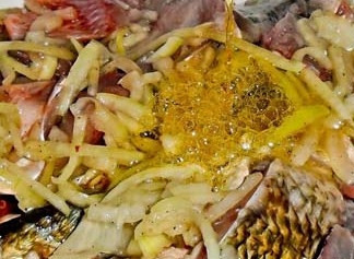 1. Этап. Хе из карася: Разогрейте масло с паприкой на сильном огне, потом влейте их к рыбе.